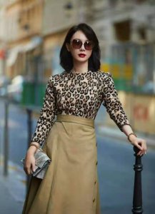 ​卡其色裙子配什么颜色上衣（卡其色百褶裙搭配什么上衣）