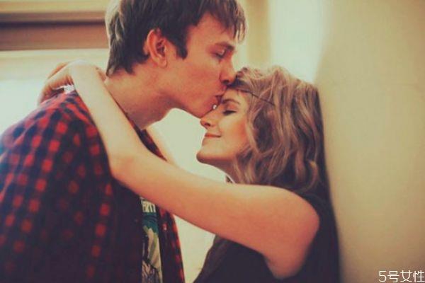 热恋期的男生的表现有哪些 男生谈恋爱多久才会腻 热恋期的男生的表现有哪些 男生谈恋爱多久才会腻