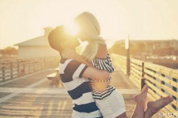 热恋期的男生的表现有哪些 男生谈恋爱多久才会腻 热恋期的男生的表现有哪些 男生谈恋爱多久才会腻