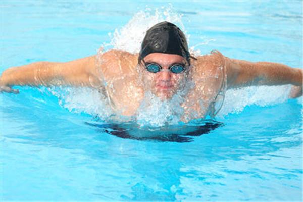 游泳可以戴隐形眼镜吗 游泳有什么禁忌