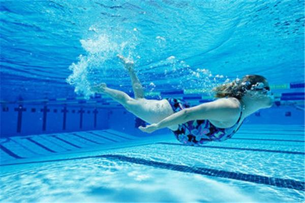 游泳可以戴隐形眼镜吗 游泳有什么禁忌