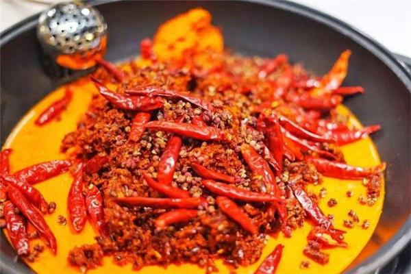 火锅底料的油是什么油 火锅底料可以直接下锅吗 火锅底料的油是什么油 火锅底料可以直接下锅吗