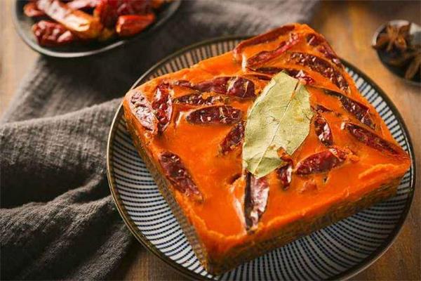 火锅底料的油是什么油 火锅底料可以直接下锅吗 火锅底料的油是什么油 火锅底料可以直接下锅吗