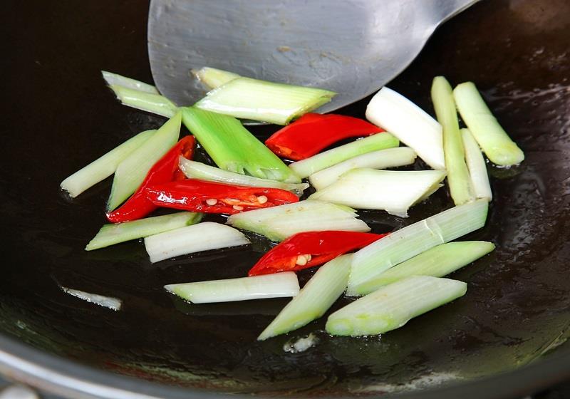 炒菜时葱姜蒜什么时候放最香