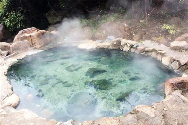 泡温泉需要准备哪些东西 泡温泉的好处和坏处