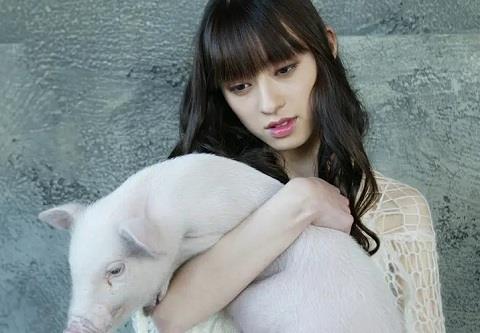 刚认识的女孩聊什么好 第一次和女生聊天聊什么