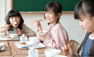 ​日本小学校餐跌下“神坛”？家长集体吐槽：与宣传不符，孩子根本吃不饱