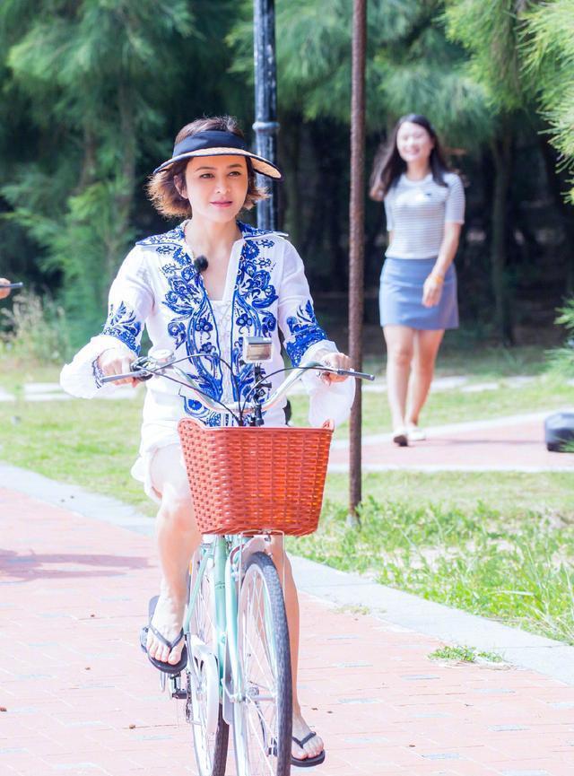 女神关之琳今年已经55岁了，容颜还是不减当年呐。最后再附上几张女神的美照吧~