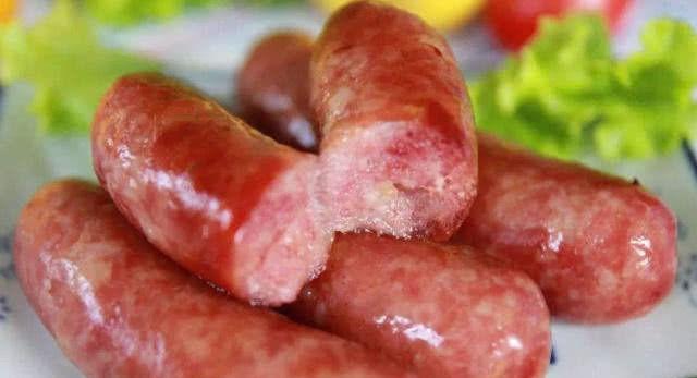 超市里的香肠要少吃，你知道它的外衣是什么做的吗？网友：恶心！