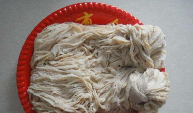 超市里的香肠要少吃，你知道它的外衣是什么做的吗？网友：恶心！