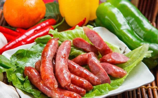 超市里的香肠要少吃，你知道它的外衣是什么做的吗？网友：恶心！