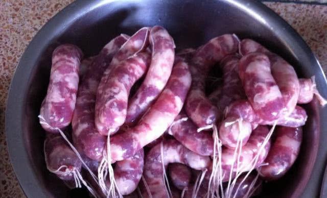 超市里的香肠要少吃，你知道它的外衣是什么做的吗？网友：恶心！