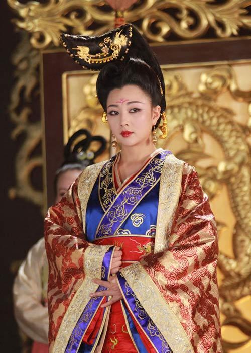 丈夫入狱10年殷桃选择离婚,因流言缠身无戏可拍,如今再次爆红