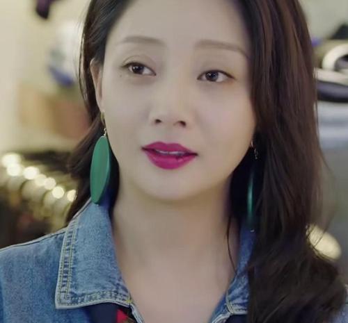 丈夫入狱10年殷桃选择离婚,因流言缠身无戏可拍,如今再次爆红