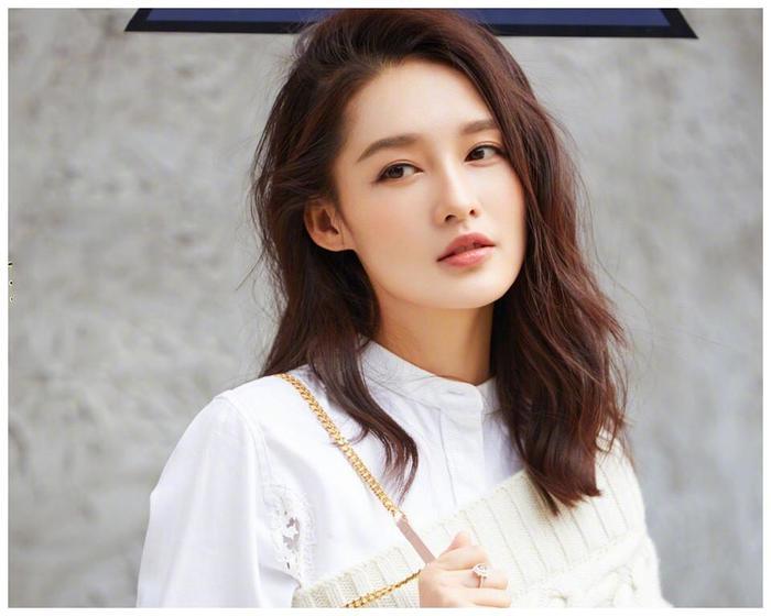 两年前的《奔跑吧》是如何介绍李沁的？如今看来，真是神预言