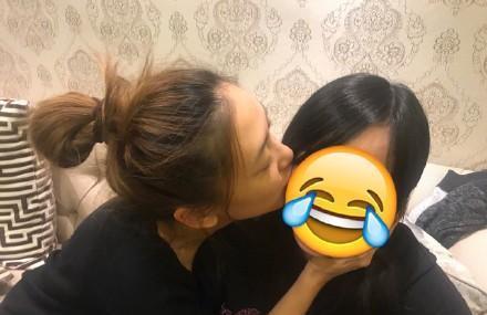 应采儿晒妈妈团合影, 她为什么要把旁边的人的脸打上马赛克?