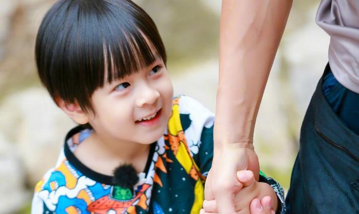 应采儿晒妈妈团合影, 她为什么要把旁边的人的脸打上马赛克?