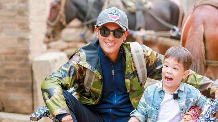 应采儿晒妈妈团合影, 她为什么要把旁边的人的脸打上马赛克?