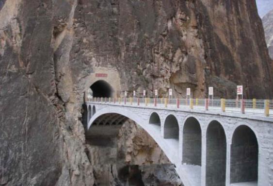 中国唯一禁止拍照的大桥,背后故事让人潸然泪下,游客:我也不敢