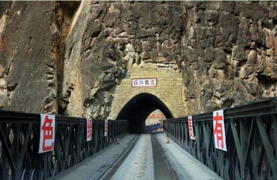 中国唯一禁止拍照的大桥,背后故事让人潸然泪下,游客:我也不敢