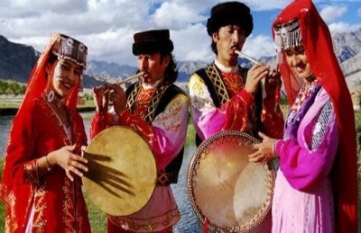 ​中国唯一纯正血统白种人,金发碧眼有爱国心,不与外族人通婚!