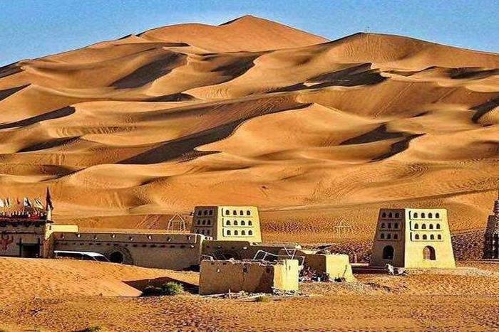 中国唯一的沙漠城市,被称为“活着的楼兰”,如今成影视取景地