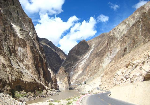 中国唯一不准拍照的大桥:战士掉进水泥凝固成桥墩,一个排全牺牲