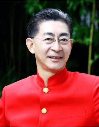 中国唯一一位拥有两张身份证的人，是我们童年的回忆，没人不认识