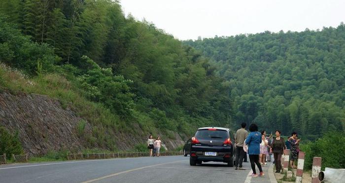 中国十大“怪坡”之一,超越自然现象,车与水会往上坡自动行走！