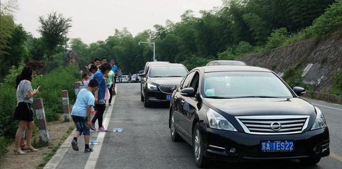 中国十大“怪坡”之一,超越自然现象,车与水会往上坡自动行走！