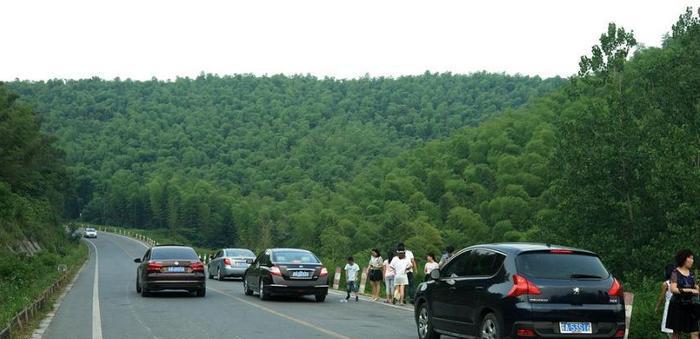 中国十大“怪坡”之一,超越自然现象,车与水会往上坡自动行走！