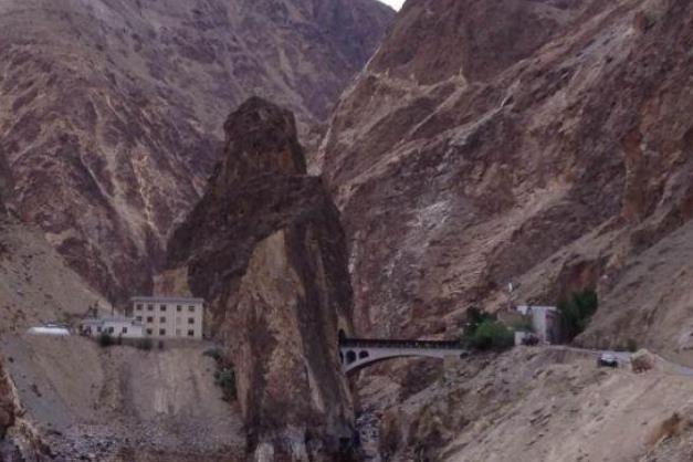 中国唯一不准拍照的大桥：战士掉进水泥凝固成桥墩，牺牲一个排