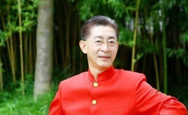 中国唯一合法拥有两张身份证的人,身份证号一样,姓名却不同