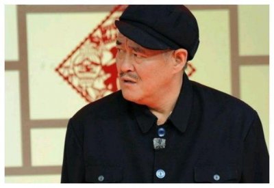 ​传言赵本山突发心肌梗塞，抢救无效离世？他在农村现身和老乡合影