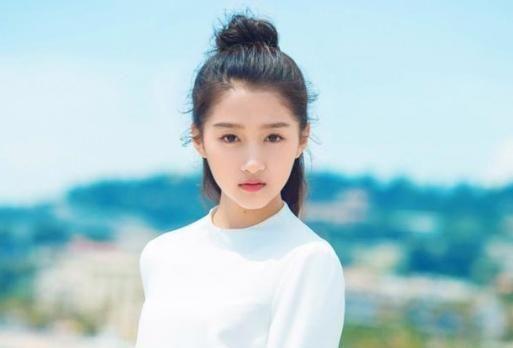 关晓彤挑战赵薇经典歌曲，俏皮演唱《小冤家》