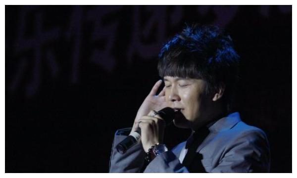 他是最名不符实的歌手，写过无数脍炙人口的经典歌曲，却始终不红