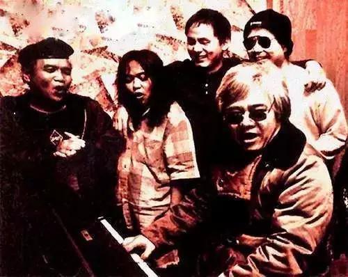 55岁的他发行第一张专辑，打败了周杰伦，拿下年度歌曲奖！