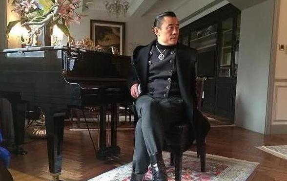 周立波社交平台晒美国豪宅，家中陈设十分奢华，自带大型庄园