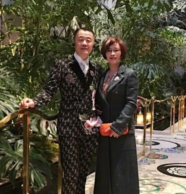 周立波社交平台晒美国豪宅，家中陈设十分奢华，自带大型庄园