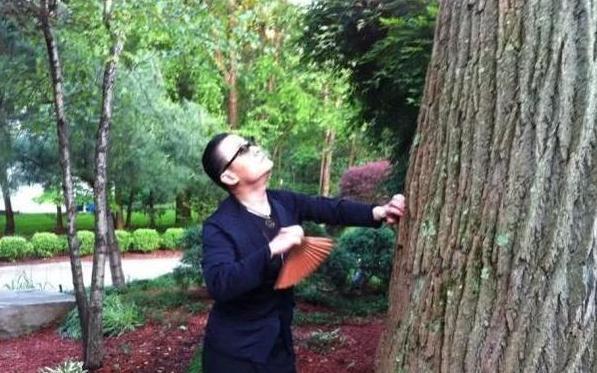 周立波社交平台晒美国豪宅，家中陈设十分奢华，自带大型庄园