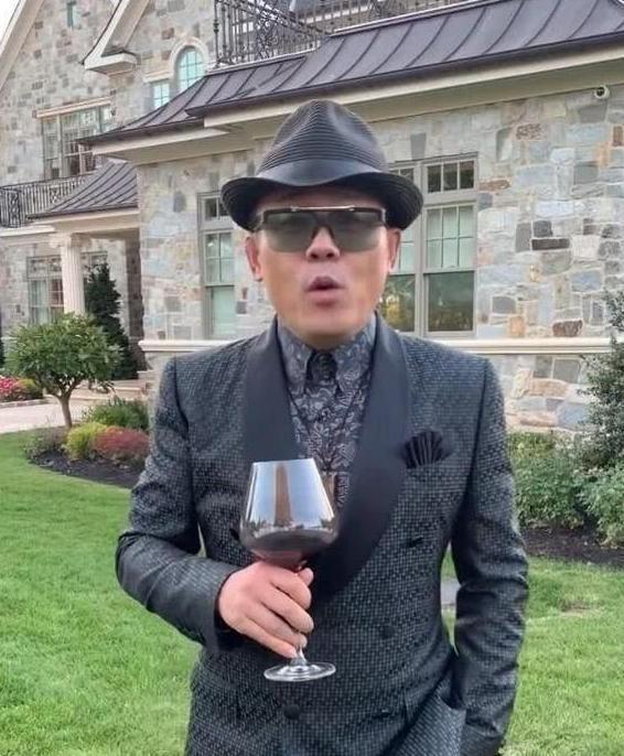 周立波社交平台晒美国豪宅，家中陈设十分奢华，自带大型庄园