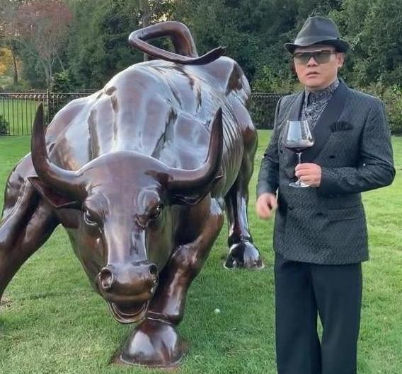 周立波社交平台晒美国豪宅，家中陈设十分奢华，自带大型庄园