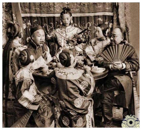 老照片再现百年前青楼女子真实样子：长相漂亮，图7让小王爷疯狂