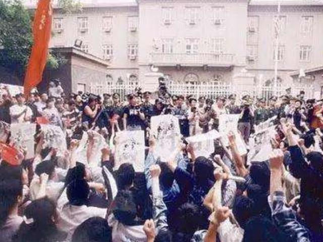 南斯拉夫大使馆被炸，当时我国为何不反击？20年后才明白其中深意