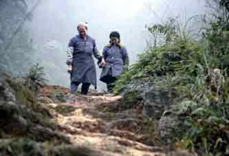 重庆夫妻隐居深山50年，丈夫临终前紧紧攥住妻子的手，难以分开