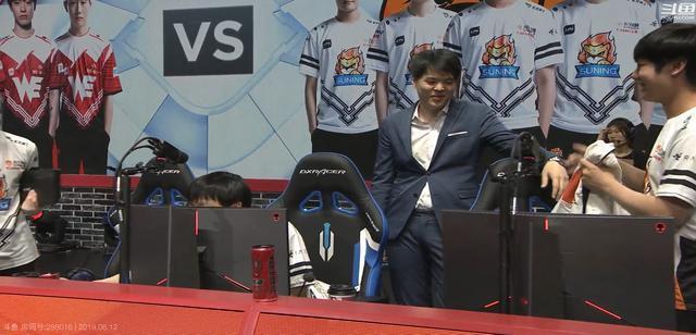 WE主场输了游戏主持人又输了采访：感觉台上的三个人在互相折磨