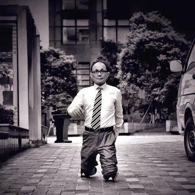 号称中国赌王，横扫亚洲各大赌场，最后出老千露馅，身高短了一截