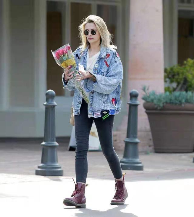 天王迈克尔杰克逊的女儿，穿搭太亮眼，完全看不出只有21岁