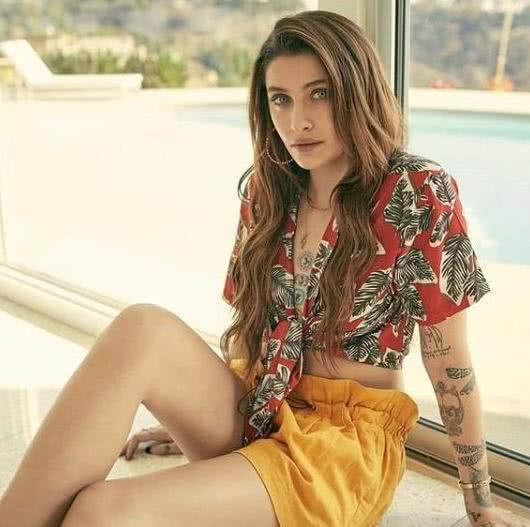 天王迈克尔杰克逊的女儿，穿搭太亮眼，完全看不出只有21岁