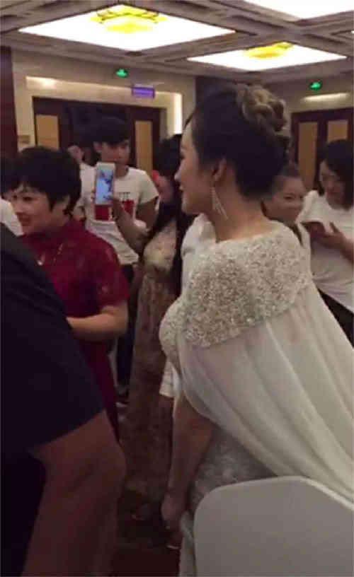 浪子吴迪奉子成婚！老婆挺6个月大肚在婚宴上敬酒，吴迪双手插兜